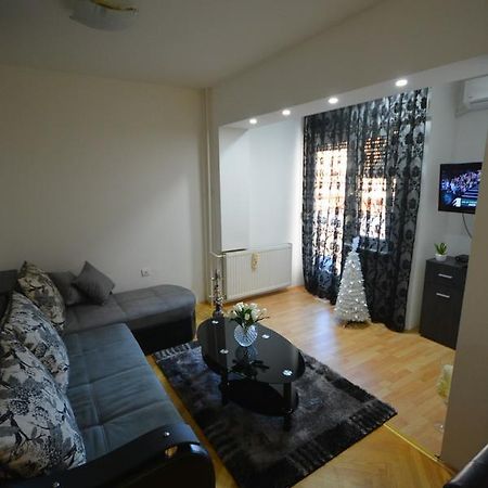 Apartman Gold Apartment โนวีซาด ภายนอก รูปภาพ