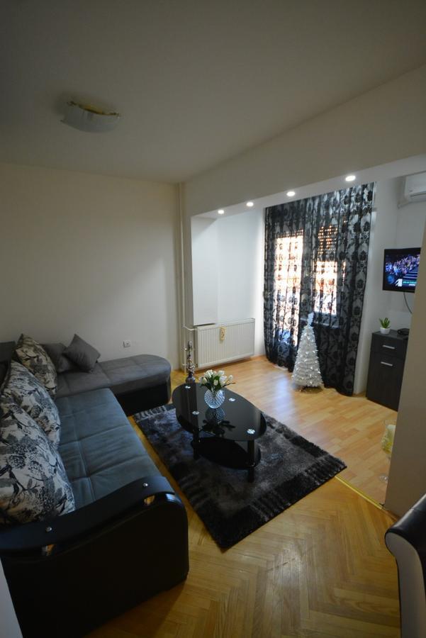 Apartman Gold Apartment โนวีซาด ภายนอก รูปภาพ